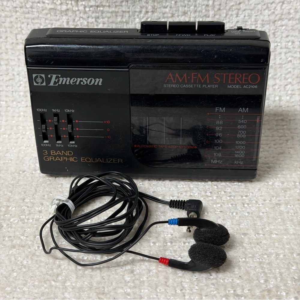 Vintage Emerson Walkman
AC2106 AM/FM Cassette
Player